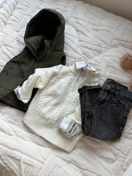 طقم ولادي ٤ قطع زيتي وأبيض