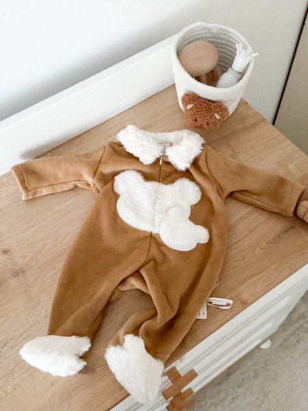 اڤرهول مع فرو أبيض