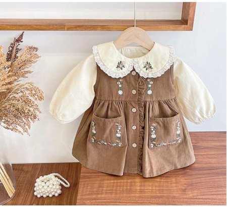 فستان بني مع قميص بيج