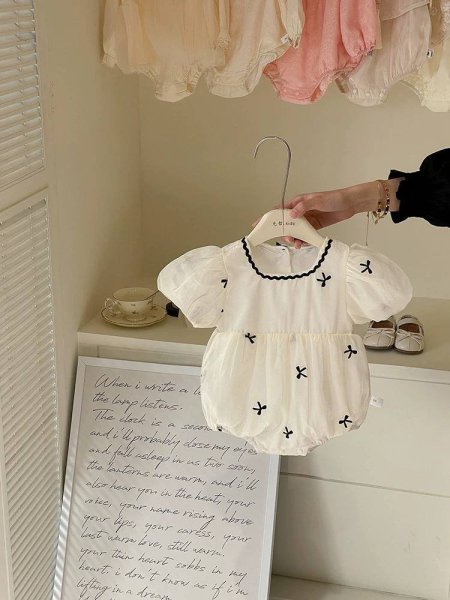 تبان أبيض مع فيونكات أسود أنيق