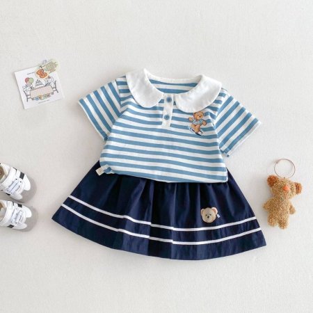 طقم تنورة كحلي وبلوزة مخططة