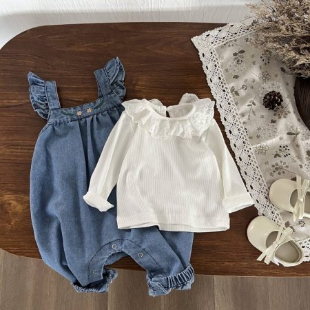 أفرهول جينز مع بلوزة لون أبيض